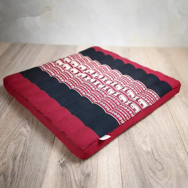 Coussin-meditation-carre-avec-motifs-ethniques