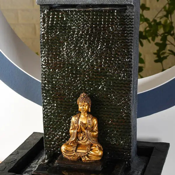 fontaine-bouddha-relaxante-statue-divinite-et-mur-eau