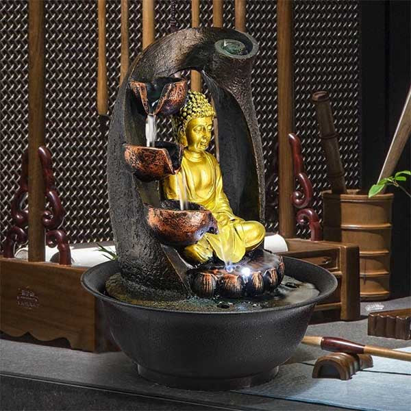 Fontaine-avec-bouddha-qui-médite