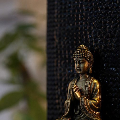fontaine-avec-statue-bouddha-mur-meditation